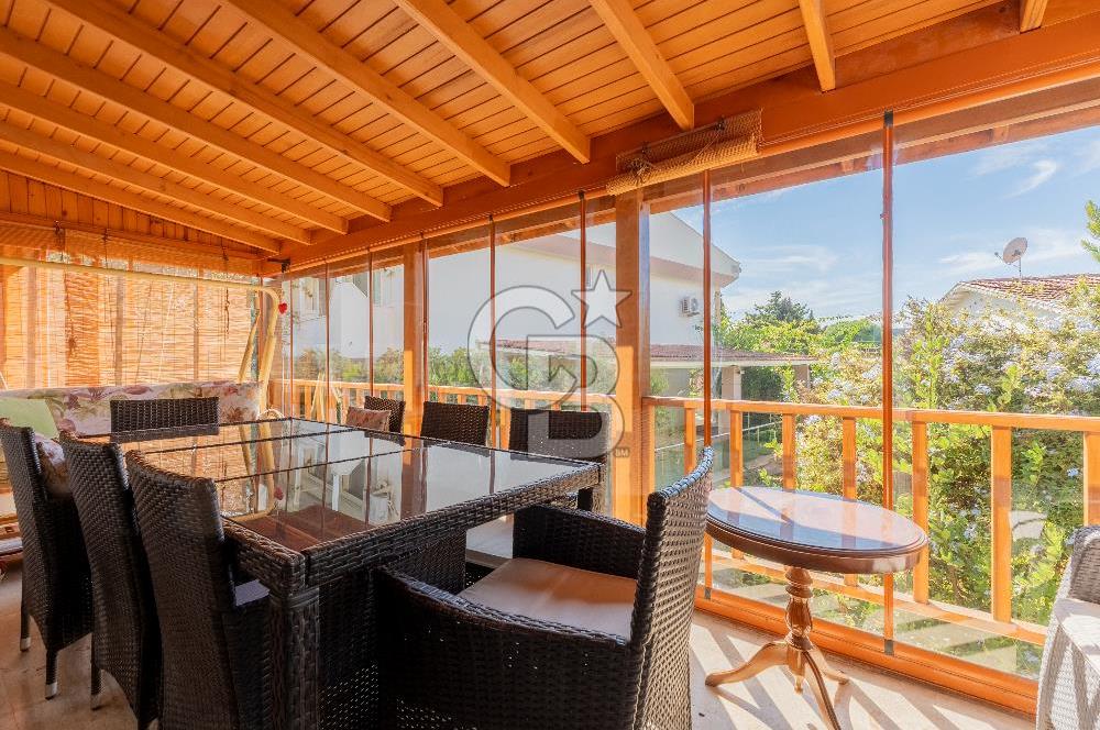 Çeşme Paşalimanı Denize Yürüme Mesafesi Havuzlu Satılık Villa