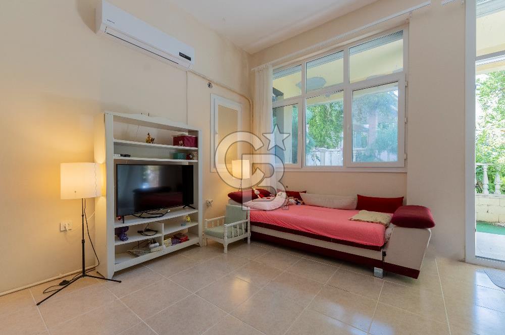 Çeşme Paşalimanı Denize Yürüme Mesafesi Havuzlu Satılık Villa