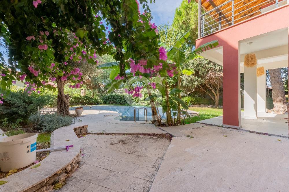 Çeşme Paşalimanı Denize Yürüme Mesafesi Havuzlu Satılık Villa