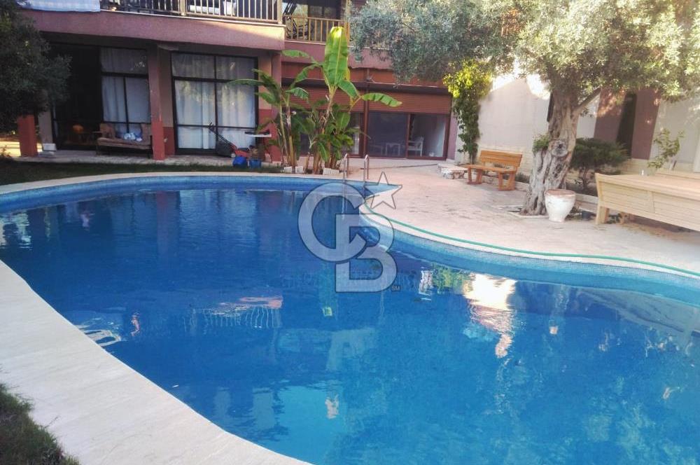 Çeşme Paşalimanı Denize Yürüme Mesafesi Havuzlu Satılık Villa