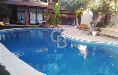 Çeşme Paşalimanı Denize Yürüme Mesafesi Havuzlu Satılık Villa