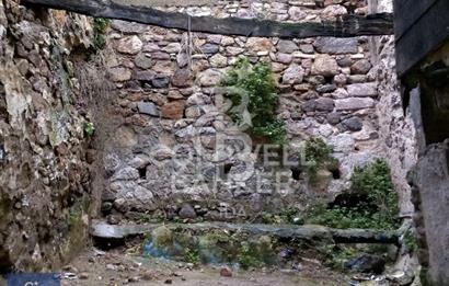 AYVALIKTA TARİHİ DOKUSU KORUNMUŞ RESTORASYONA UYGUN TAŞ EV