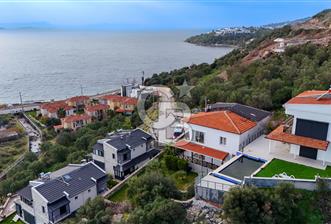 ÇANDARLIDA PANORAMİK DENİZ MANZARALI GENİŞ BAHÇELİ SATILIK VİLLA - 1 - 332445