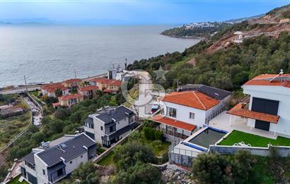 ÇANDARLIDA PANORAMİK DENİZ MANZARALI GENİŞ BAHÇELİ SATILIK VİLLA