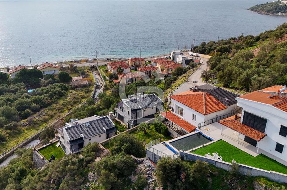 ÇANDARLIDA PANORAMİK DENİZ MANZARALI GENİŞ BAHÇELİ SATILIK VİLLA