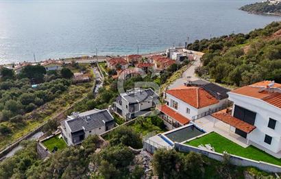 ÇANDARLIDA PANORAMİK DENİZ MANZARALI GENİŞ BAHÇELİ SATILIK VİLLA