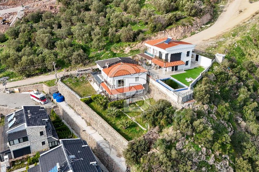 ÇANDARLIDA PANORAMİK DENİZ MANZARALI GENİŞ BAHÇELİ SATILIK VİLLA