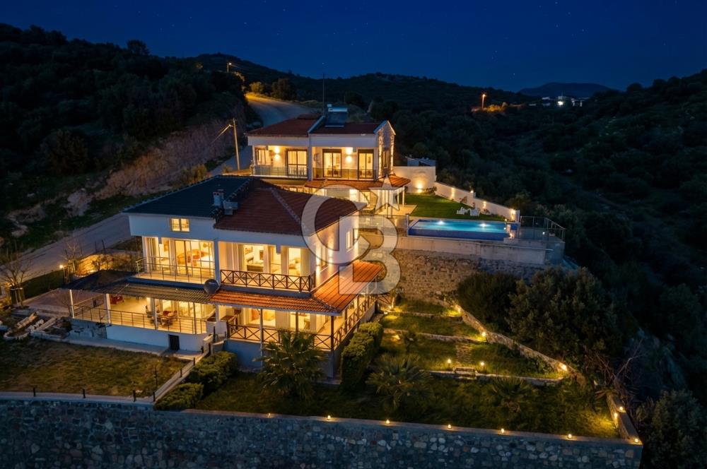 ÇANDARLIDA PANORAMİK DENİZ MANZARALI GENİŞ BAHÇELİ SATILIK VİLLA