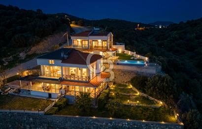 ÇANDARLIDA PANORAMİK DENİZ MANZARALI GENİŞ BAHÇELİ SATILIK VİLLA