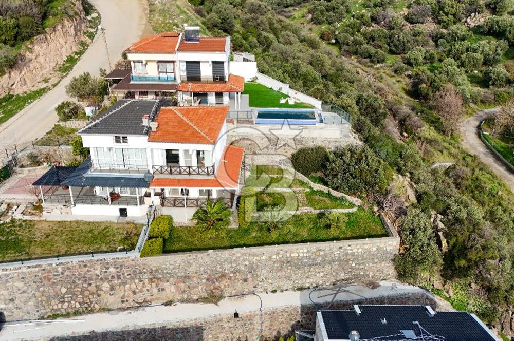 ÇANDARLIDA PANORAMİK DENİZ MANZARALI GENİŞ BAHÇELİ SATILIK VİLLA