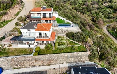 ÇANDARLIDA PANORAMİK DENİZ MANZARALI GENİŞ BAHÇELİ SATILIK VİLLA