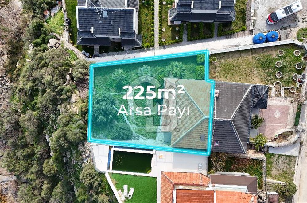 ÇANDARLIDA PANORAMİK DENİZ MANZARALI GENİŞ BAHÇELİ SATILIK VİLLA