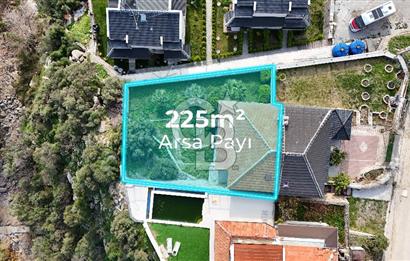 ÇANDARLIDA PANORAMİK DENİZ MANZARALI GENİŞ BAHÇELİ SATILIK VİLLA