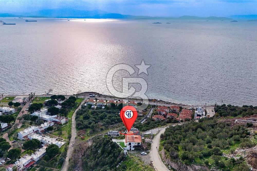 ÇANDARLIDA PANORAMİK DENİZ MANZARALI GENİŞ BAHÇELİ SATILIK VİLLA