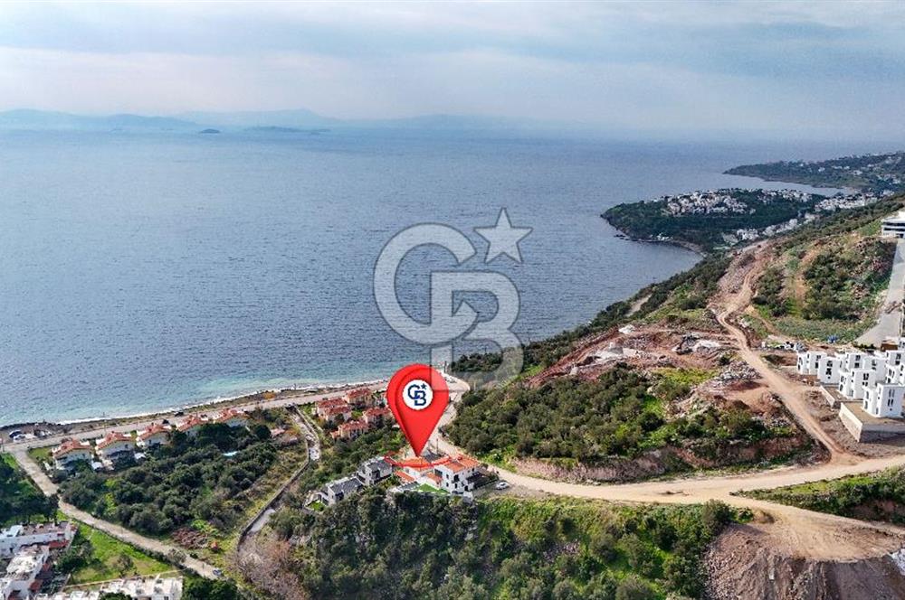 ÇANDARLIDA PANORAMİK DENİZ MANZARALI GENİŞ BAHÇELİ SATILIK VİLLA