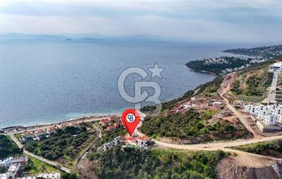 ÇANDARLIDA PANORAMİK DENİZ MANZARALI GENİŞ BAHÇELİ SATILIK VİLLA