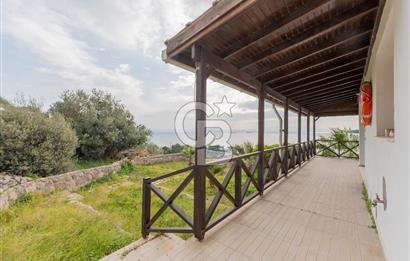ÇANDARLIDA PANORAMİK DENİZ MANZARALI GENİŞ BAHÇELİ SATILIK VİLLA
