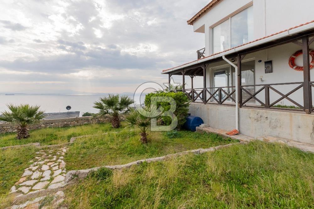 ÇANDARLIDA PANORAMİK DENİZ MANZARALI GENİŞ BAHÇELİ SATILIK VİLLA