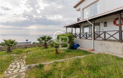ÇANDARLIDA PANORAMİK DENİZ MANZARALI GENİŞ BAHÇELİ SATILIK VİLLA