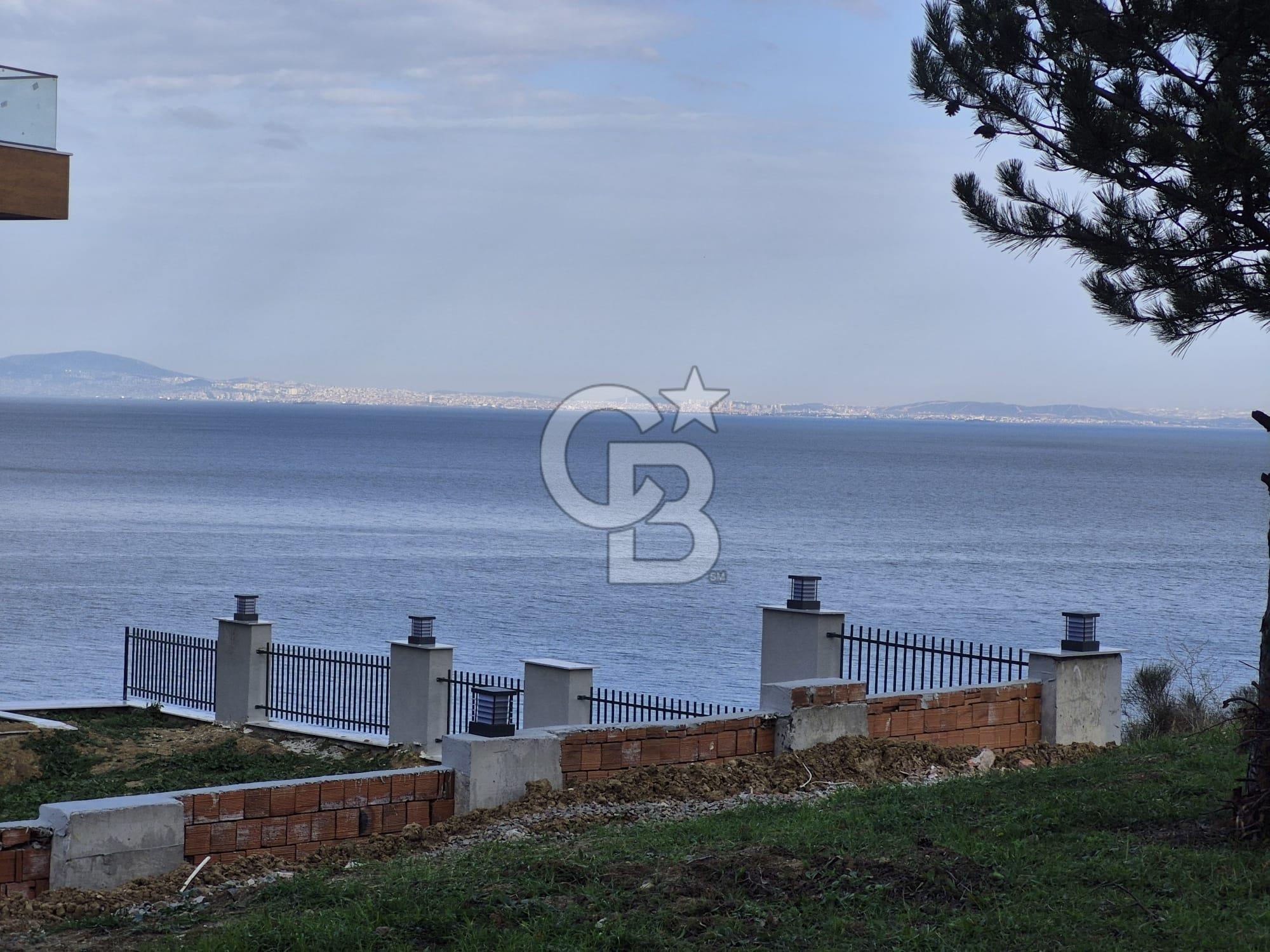 YALOVA ÇINARCIK KORUKÖY DE DENİZ MANZARALI SİTE İÇİNDE VİLLA!...
