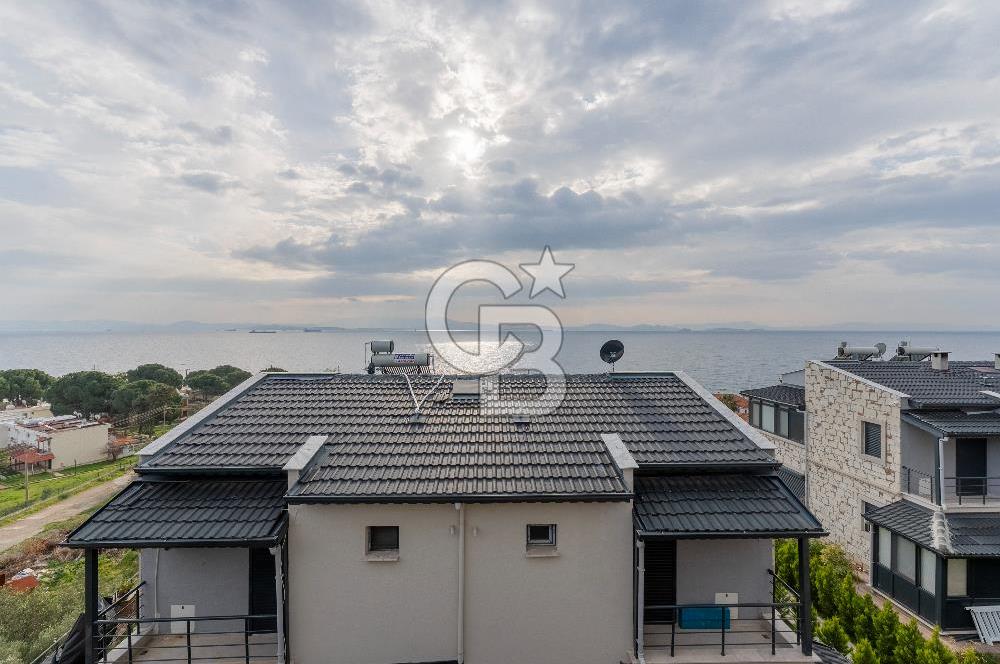 ÇANDARLIDA PANORAMİK DENİZ MANZARALI GENİŞ BAHÇELİ SATILIK VİLLA