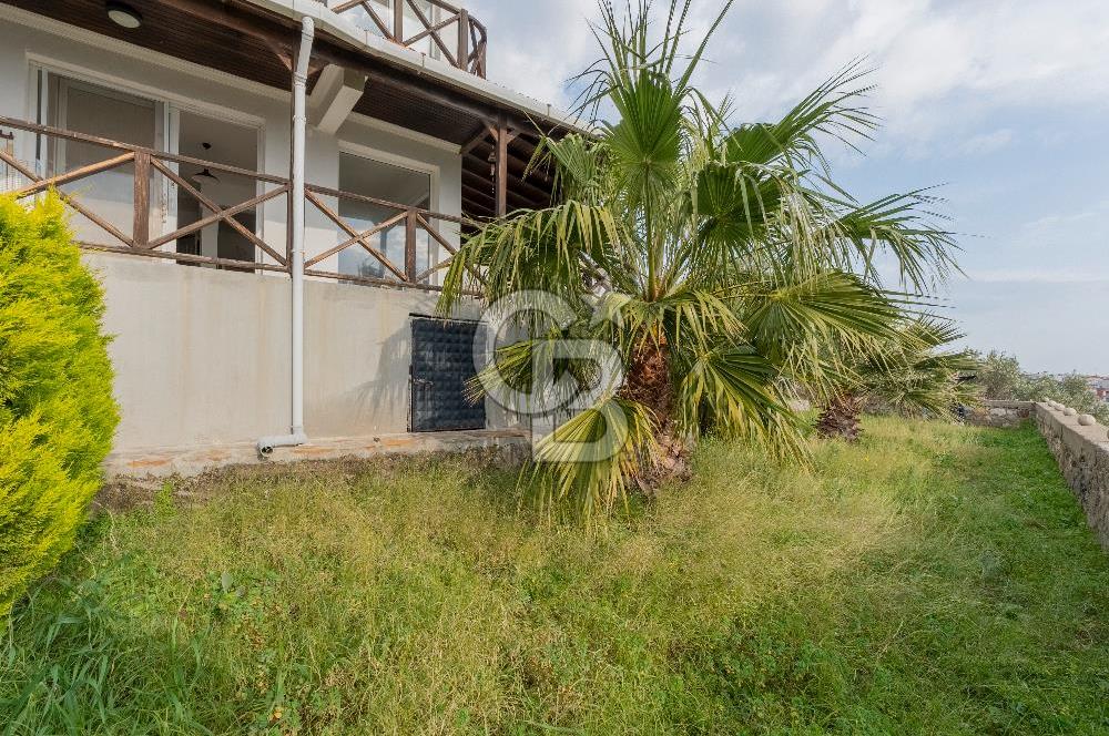 ÇANDARLIDA PANORAMİK DENİZ MANZARALI GENİŞ BAHÇELİ SATILIK VİLLA