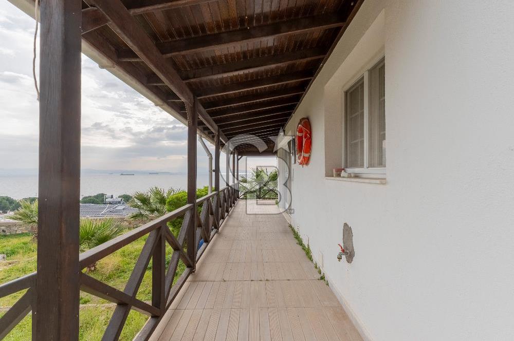 ÇANDARLIDA PANORAMİK DENİZ MANZARALI GENİŞ BAHÇELİ SATILIK VİLLA