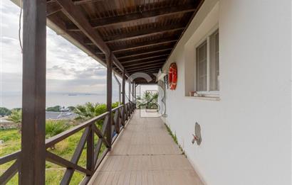 ÇANDARLIDA PANORAMİK DENİZ MANZARALI GENİŞ BAHÇELİ SATILIK VİLLA