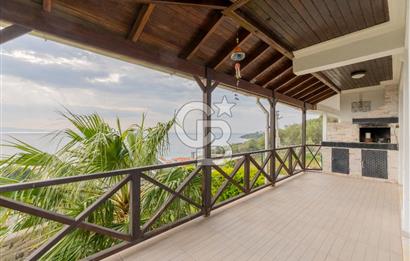 ÇANDARLIDA PANORAMİK DENİZ MANZARALI GENİŞ BAHÇELİ SATILIK VİLLA