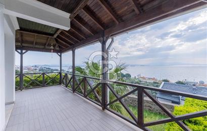 ÇANDARLIDA PANORAMİK DENİZ MANZARALI GENİŞ BAHÇELİ SATILIK VİLLA