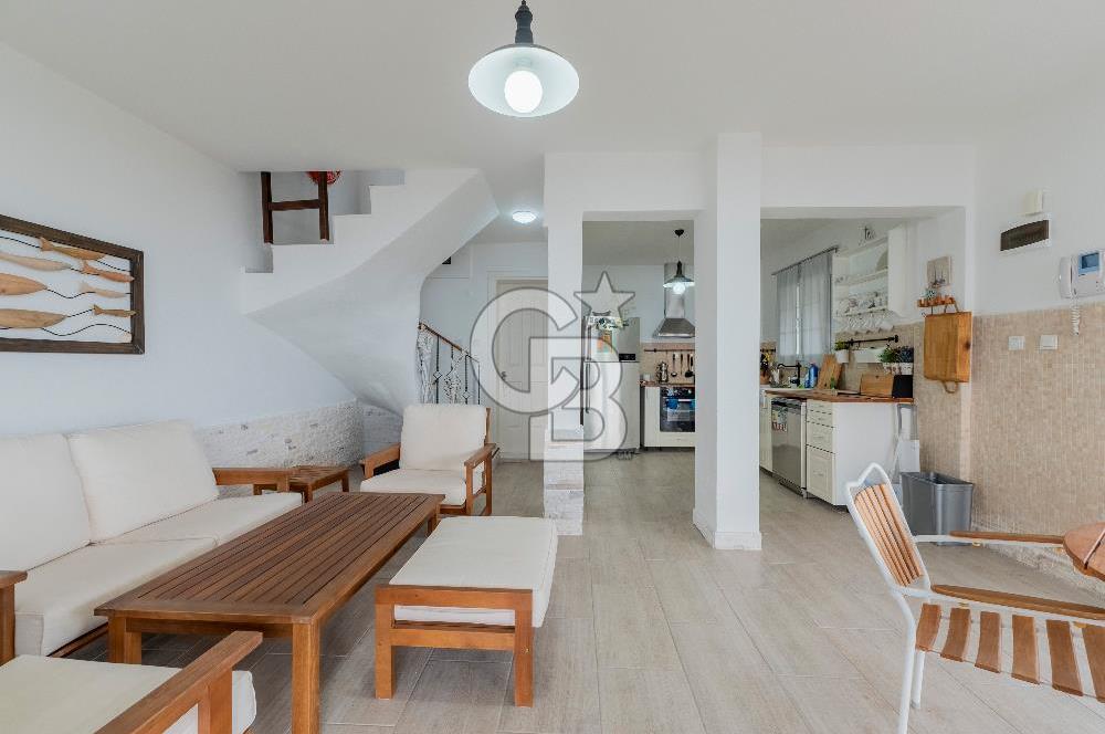 ÇANDARLIDA PANORAMİK DENİZ MANZARALI GENİŞ BAHÇELİ SATILIK VİLLA