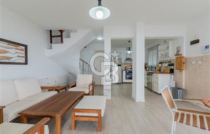 ÇANDARLIDA PANORAMİK DENİZ MANZARALI GENİŞ BAHÇELİ SATILIK VİLLA