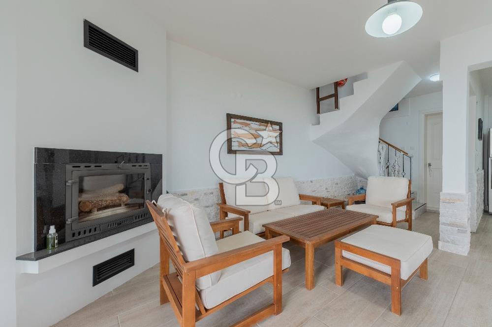 ÇANDARLIDA PANORAMİK DENİZ MANZARALI GENİŞ BAHÇELİ SATILIK VİLLA