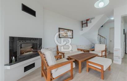 ÇANDARLIDA PANORAMİK DENİZ MANZARALI GENİŞ BAHÇELİ SATILIK VİLLA