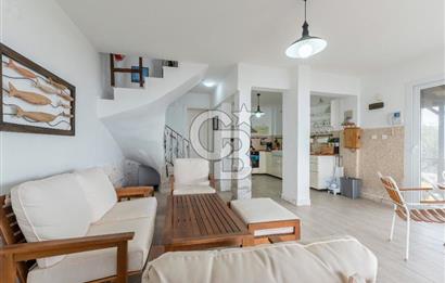 ÇANDARLIDA PANORAMİK DENİZ MANZARALI GENİŞ BAHÇELİ SATILIK VİLLA