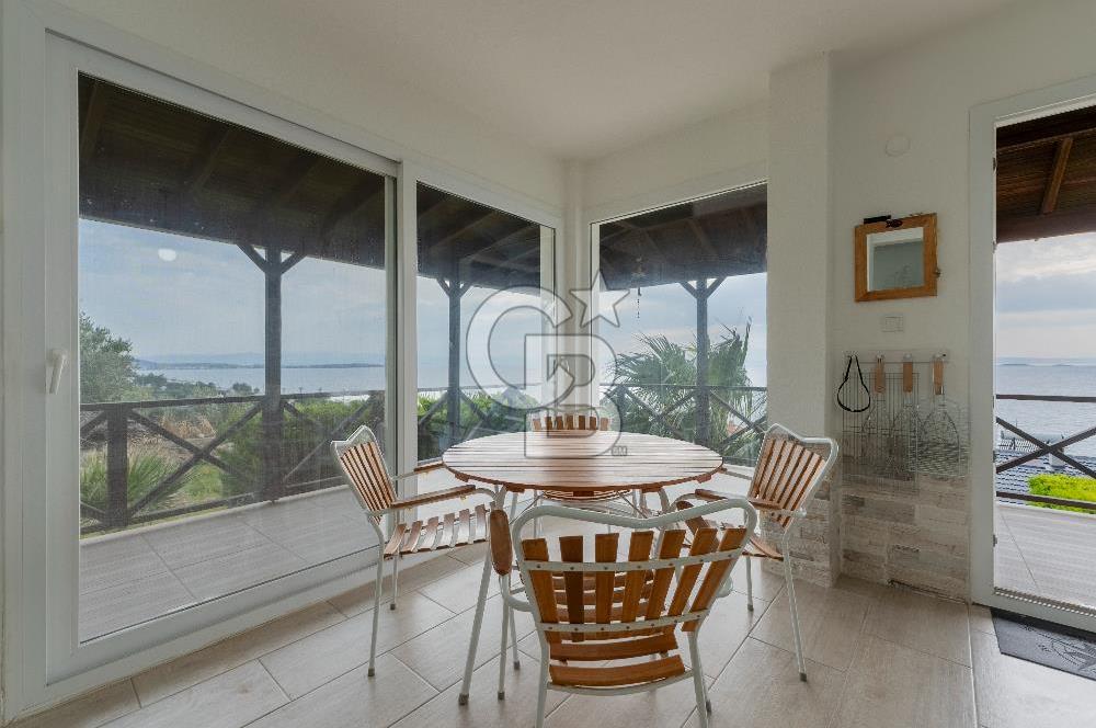 ÇANDARLIDA PANORAMİK DENİZ MANZARALI GENİŞ BAHÇELİ SATILIK VİLLA