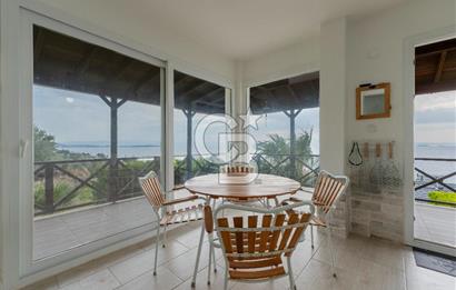 ÇANDARLIDA PANORAMİK DENİZ MANZARALI GENİŞ BAHÇELİ SATILIK VİLLA