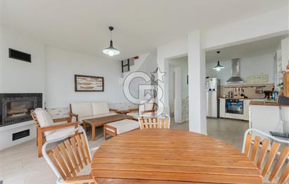 ÇANDARLIDA PANORAMİK DENİZ MANZARALI GENİŞ BAHÇELİ SATILIK VİLLA