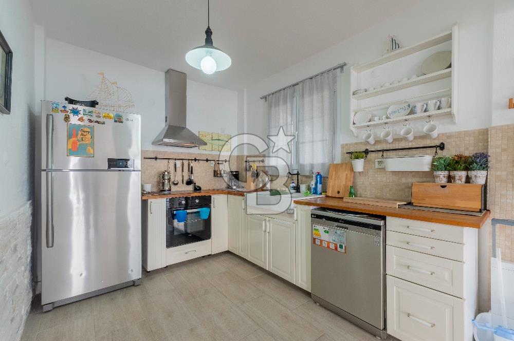 ÇANDARLIDA PANORAMİK DENİZ MANZARALI GENİŞ BAHÇELİ SATILIK VİLLA