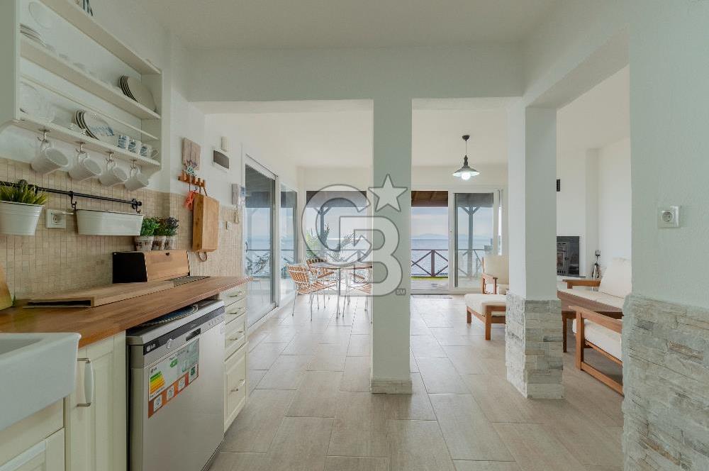 ÇANDARLIDA PANORAMİK DENİZ MANZARALI GENİŞ BAHÇELİ SATILIK VİLLA