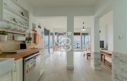 ÇANDARLIDA PANORAMİK DENİZ MANZARALI GENİŞ BAHÇELİ SATILIK VİLLA