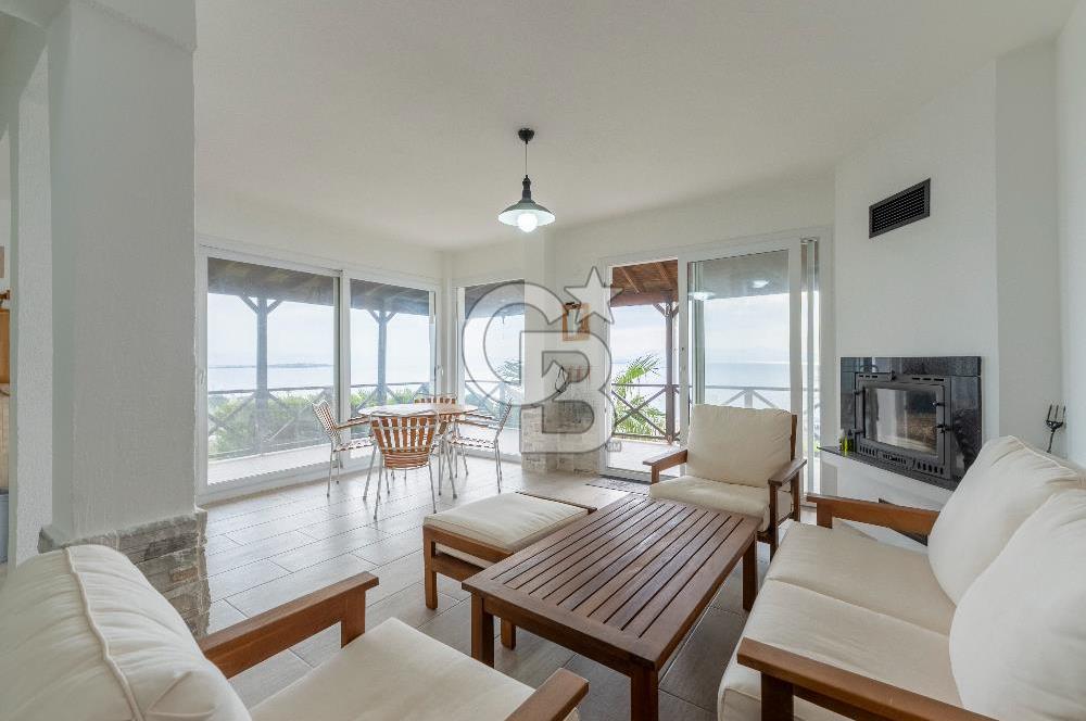 ÇANDARLIDA PANORAMİK DENİZ MANZARALI GENİŞ BAHÇELİ SATILIK VİLLA