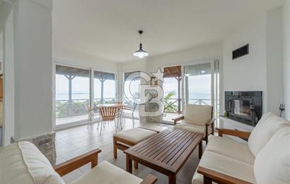 ÇANDARLIDA PANORAMİK DENİZ MANZARALI GENİŞ BAHÇELİ SATILIK VİLLA