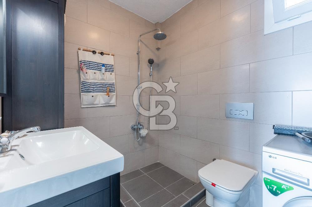 ÇANDARLIDA PANORAMİK DENİZ MANZARALI GENİŞ BAHÇELİ SATILIK VİLLA