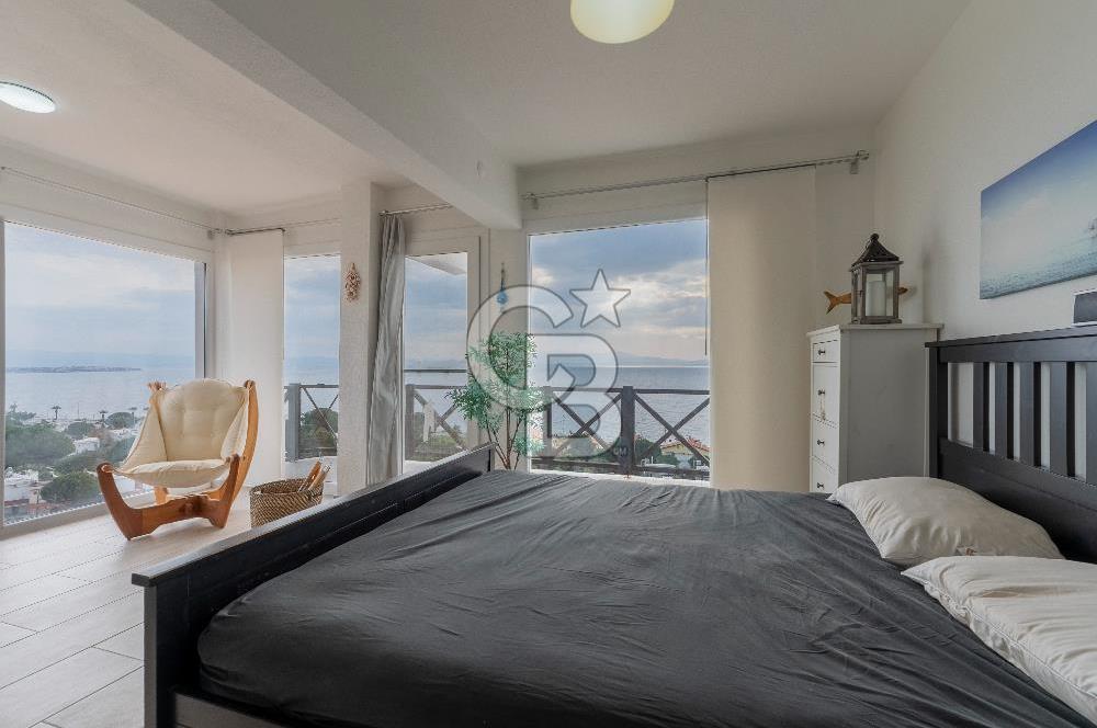 ÇANDARLIDA PANORAMİK DENİZ MANZARALI GENİŞ BAHÇELİ SATILIK VİLLA