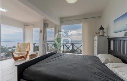 ÇANDARLIDA PANORAMİK DENİZ MANZARALI GENİŞ BAHÇELİ SATILIK VİLLA