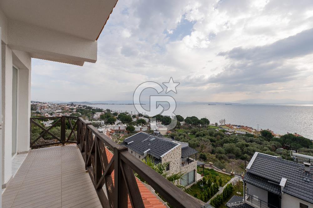 ÇANDARLIDA PANORAMİK DENİZ MANZARALI GENİŞ BAHÇELİ SATILIK VİLLA