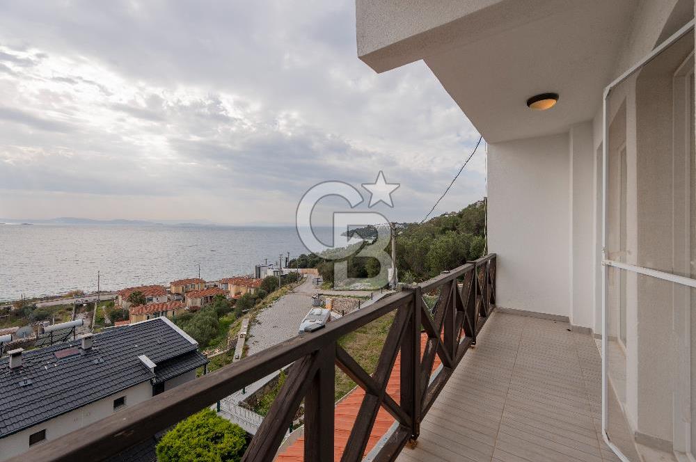 ÇANDARLIDA PANORAMİK DENİZ MANZARALI GENİŞ BAHÇELİ SATILIK VİLLA