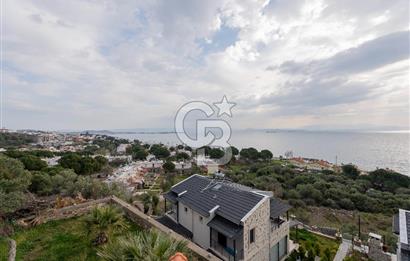 ÇANDARLIDA PANORAMİK DENİZ MANZARALI GENİŞ BAHÇELİ SATILIK VİLLA