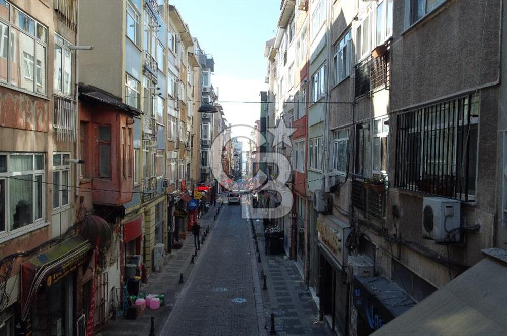 Kadıköy Rasimpaşa Minibüs Yolunda Bahçeli Bodrumlu Dükkan